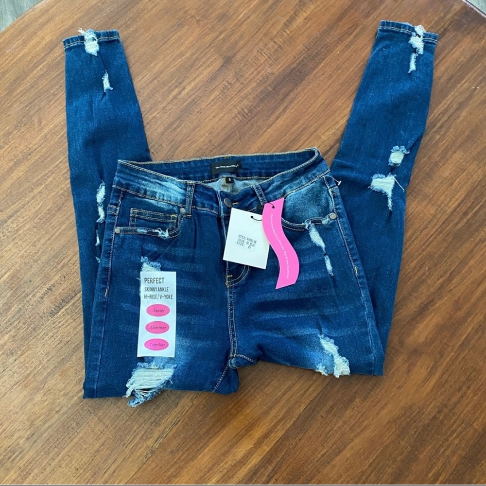 NWT. THE STYLE BETWEEN US SIZE 5/27